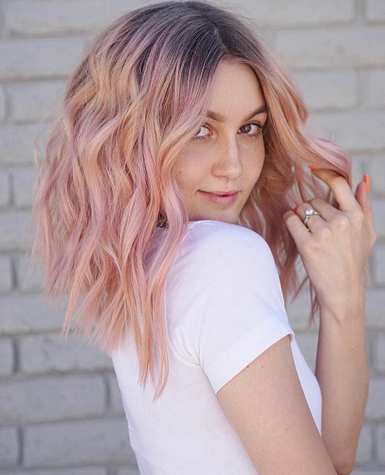 Розовое мелирование