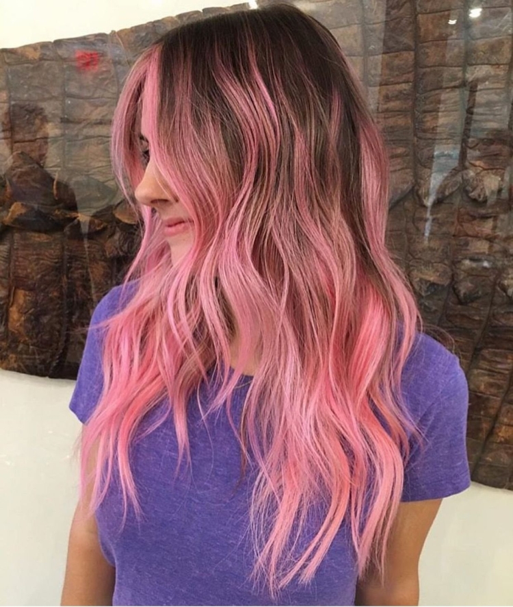 Розовые пряди на русых волосах