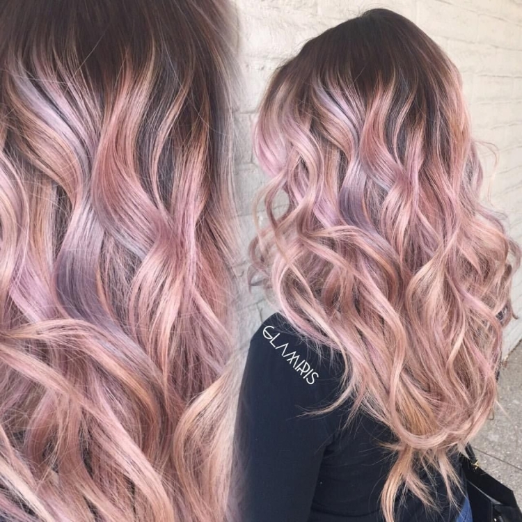 Шатуш с розовыми прядями