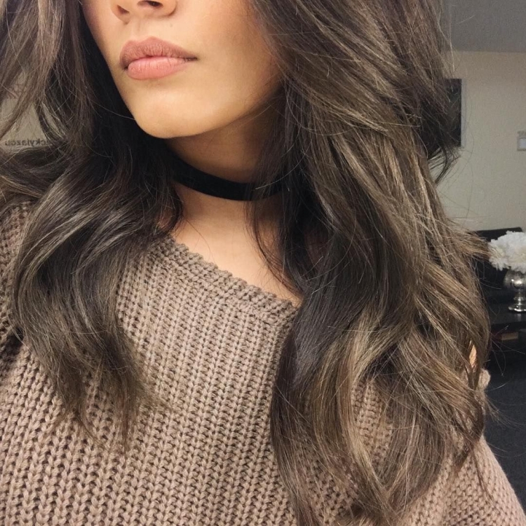 Пепельно каштановые волосы