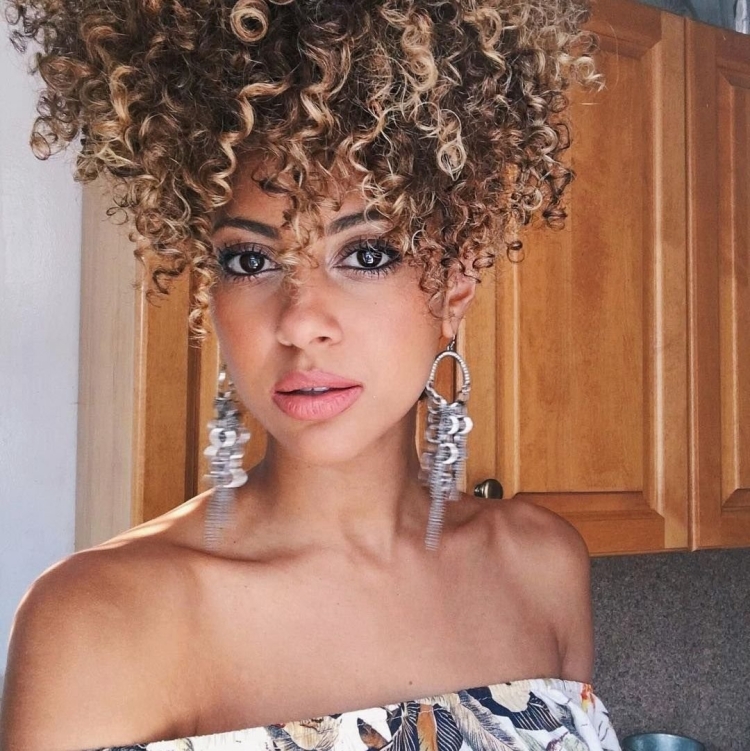 Кэт Грэхэм афрокудряшки