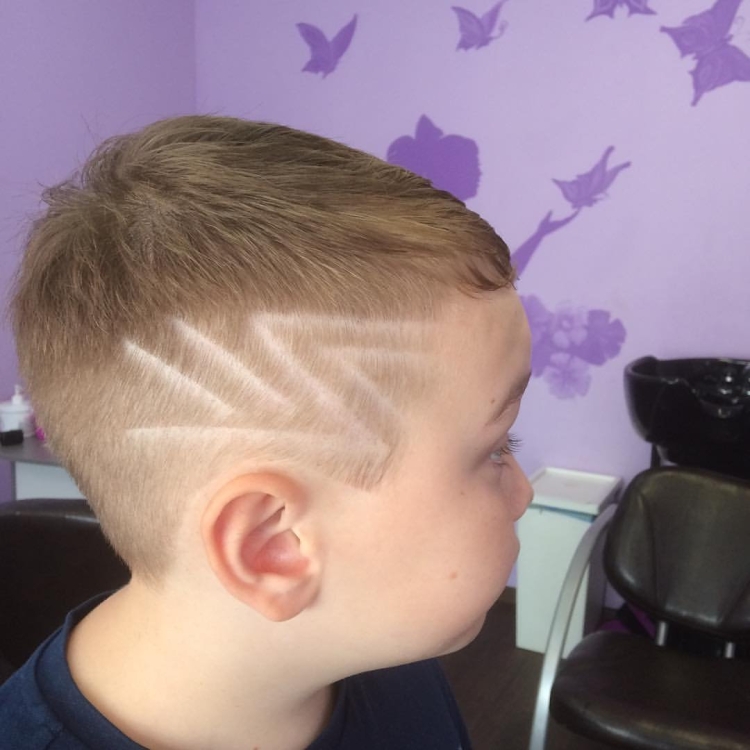 Модные стрижки для мальчиков с рисунком сбоку