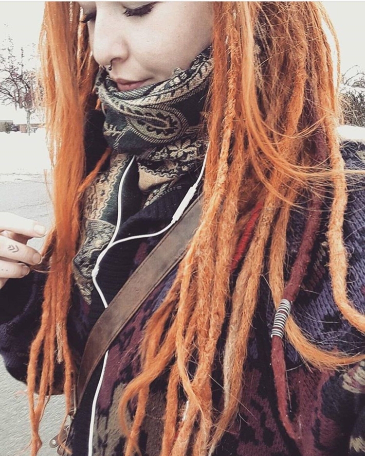 Рыжая с дредами