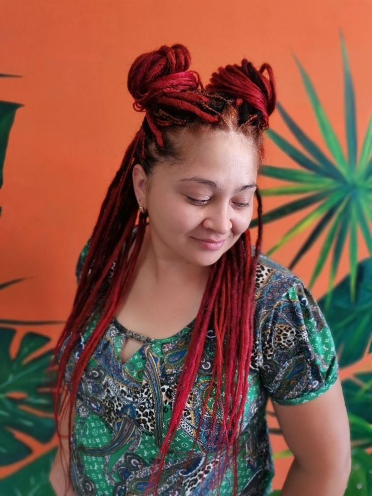 Короткие красные дреды