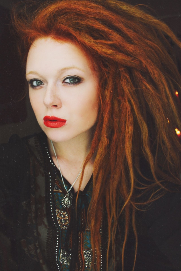 Певица с дредами из 90