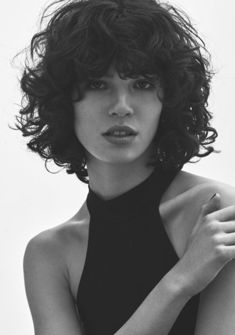 Боб сессон на вьющихся волосах