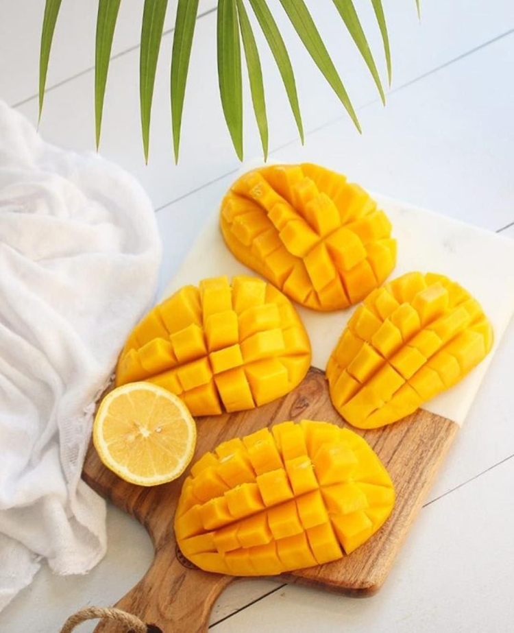 Тропические фрукты манго