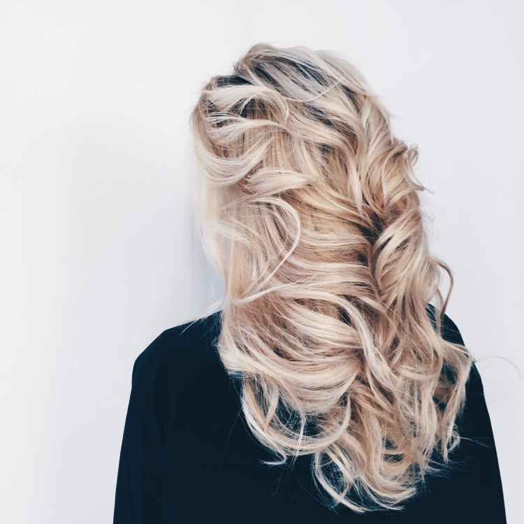 Прическа небрежные кудри