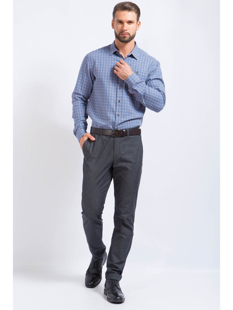 Мужчина в рубашке и брюках