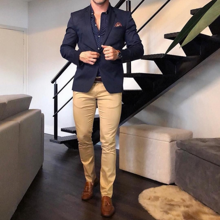 Бежевый пиджак с черными брюками