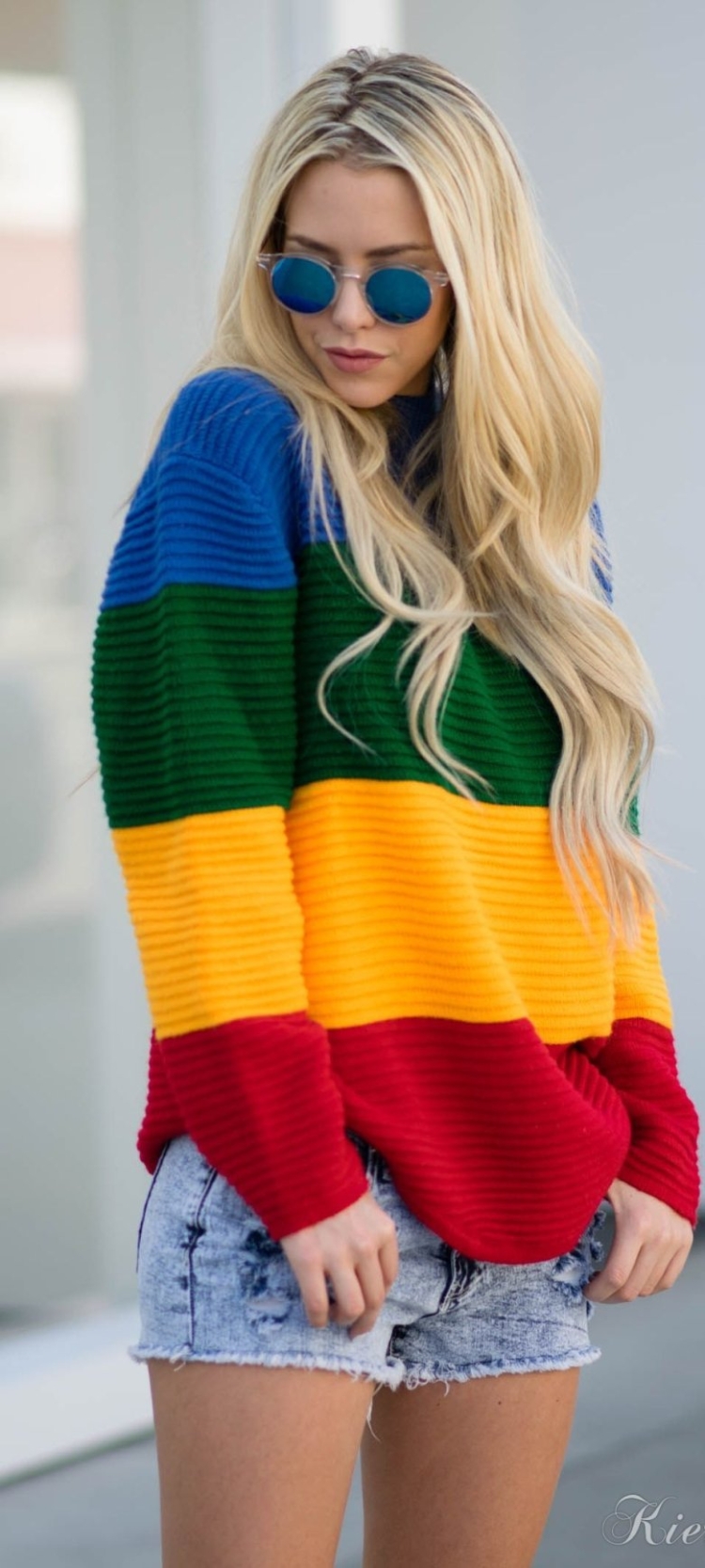 Яркая кофта
