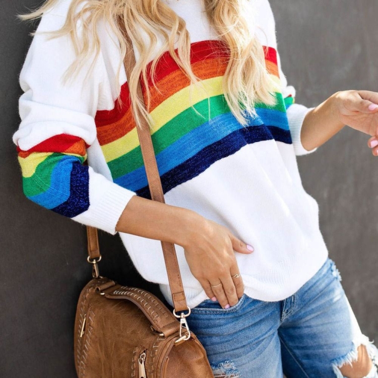 Яркий свитер