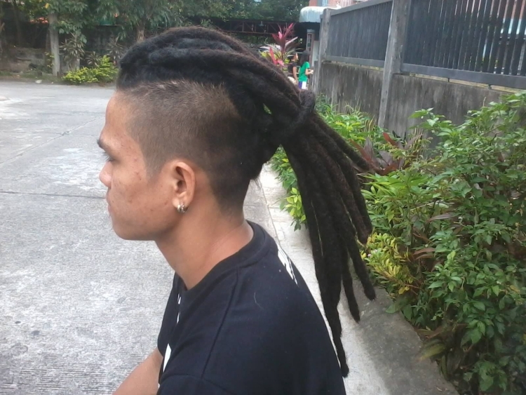 Дреды и выбритые виски у мужчин