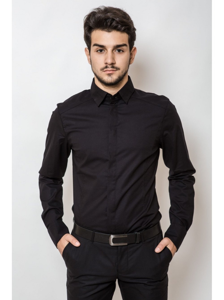 Парень в черной рубашке