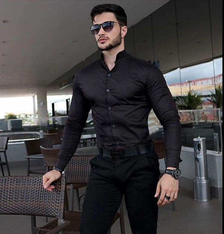 Парень в черной рубашке