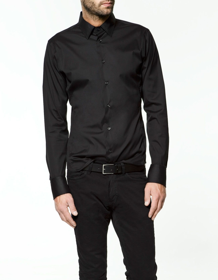 Черная рубашка и черные брюки
