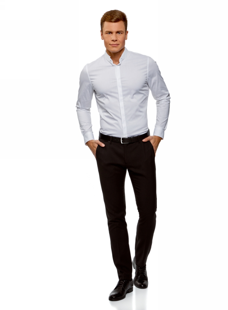 Мужчина в рубашке и брюках