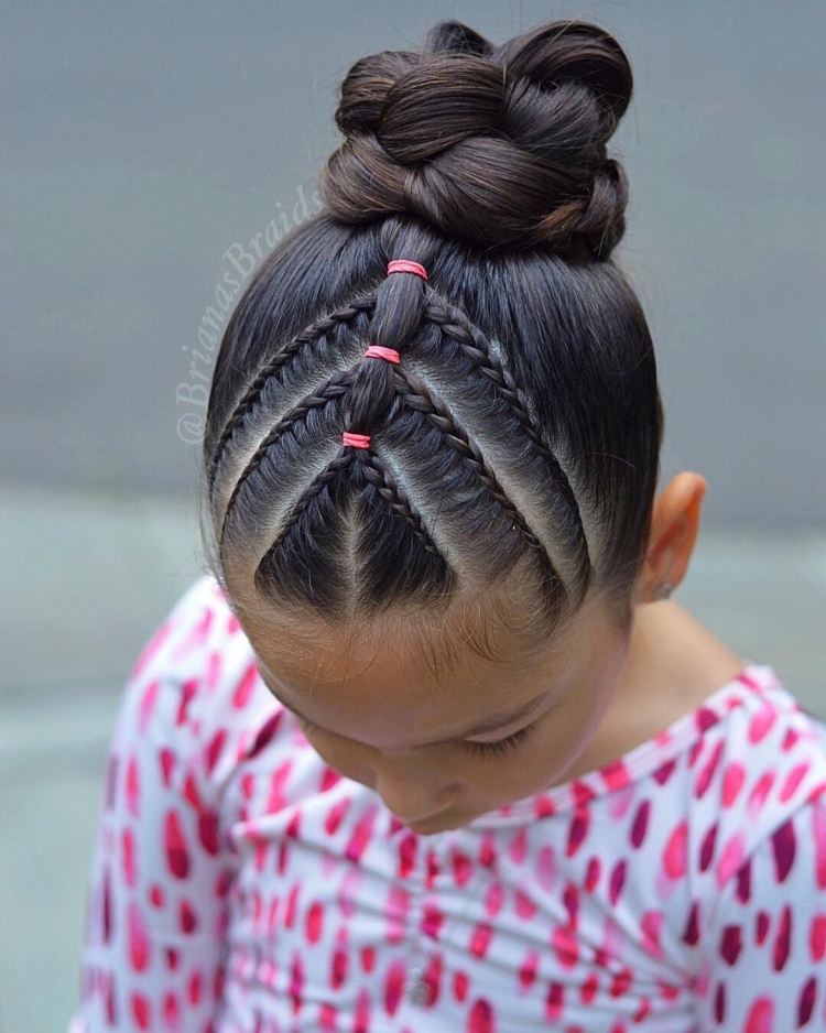 Смешная девочка с косичками