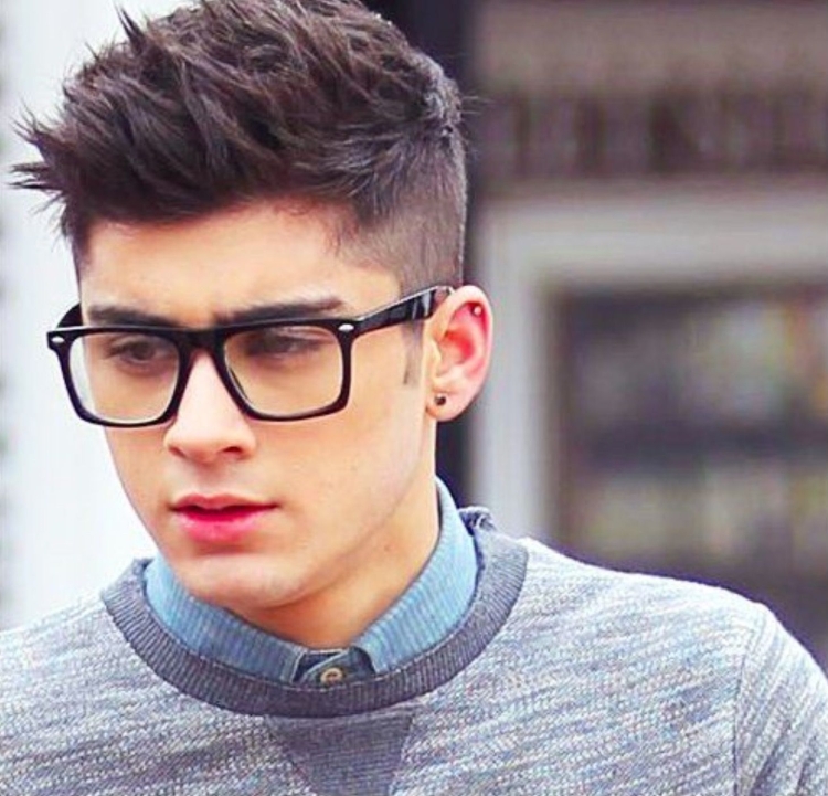 Прически для парней в очках