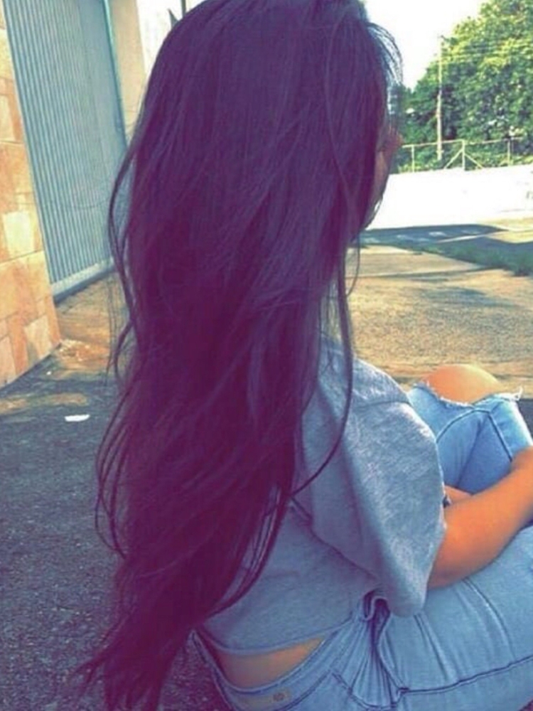 Девушка с длинными темными волосами