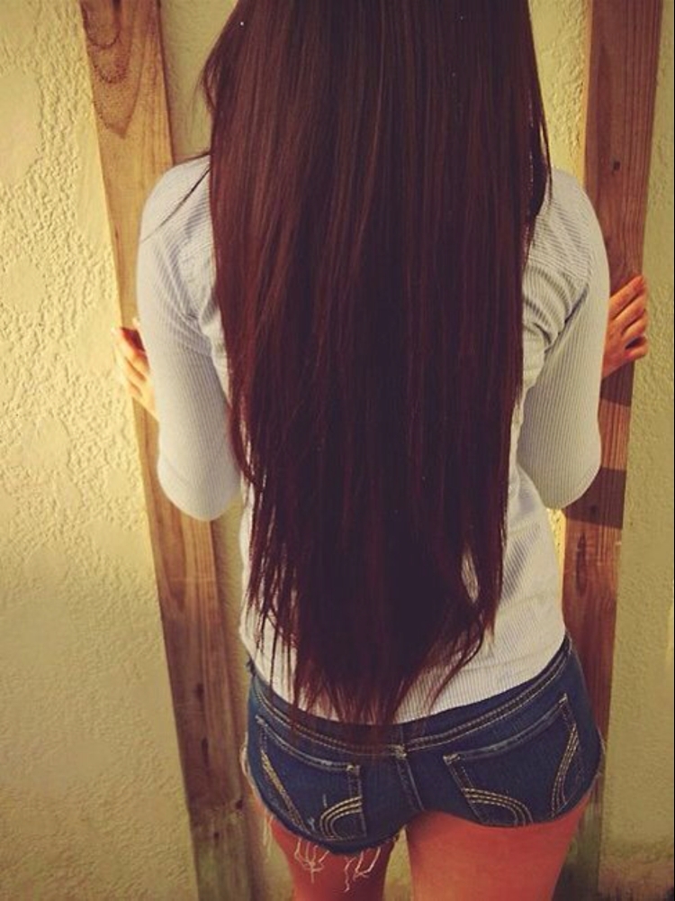 Девушка с длинными коричневыми волосами