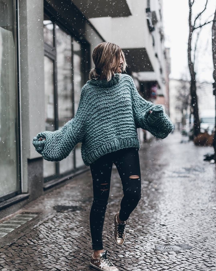 Девушка в большом свитере