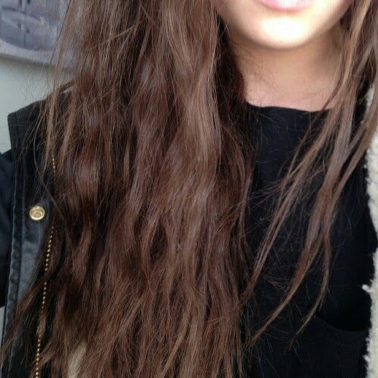 Девушка с темно коричневыми волосами