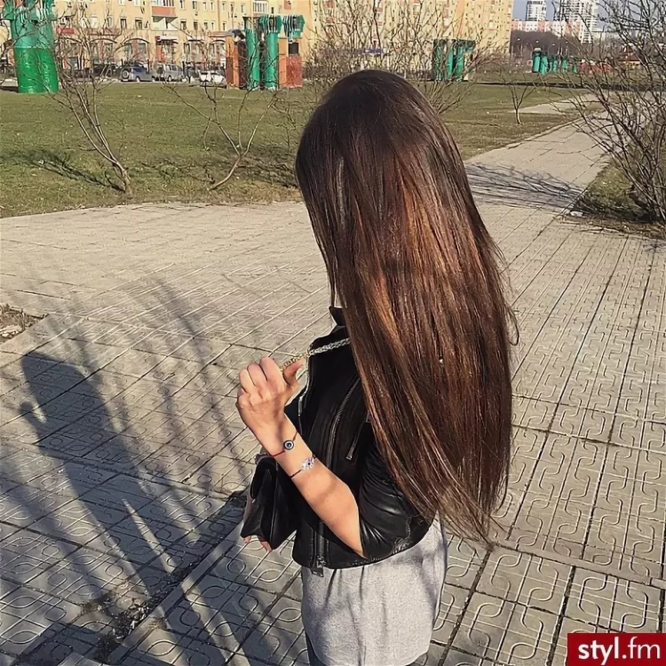 Девочка с коричневыми волосами