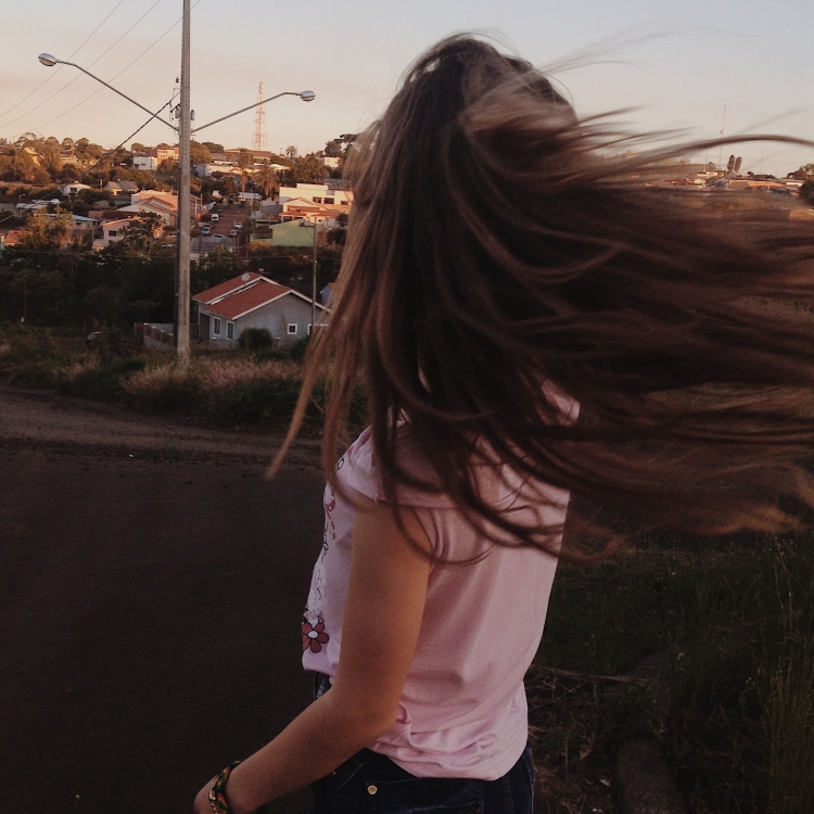 Девушка с темно русыми волосами без лица