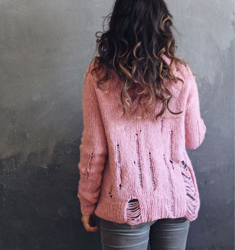 Рваный вязаный свитер