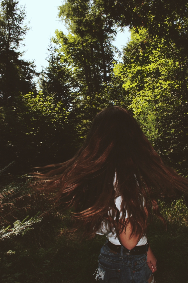 Девушка с каштановыми волосами со спины