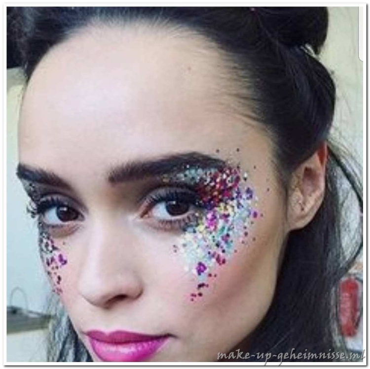 Макияж с блестками на скулах