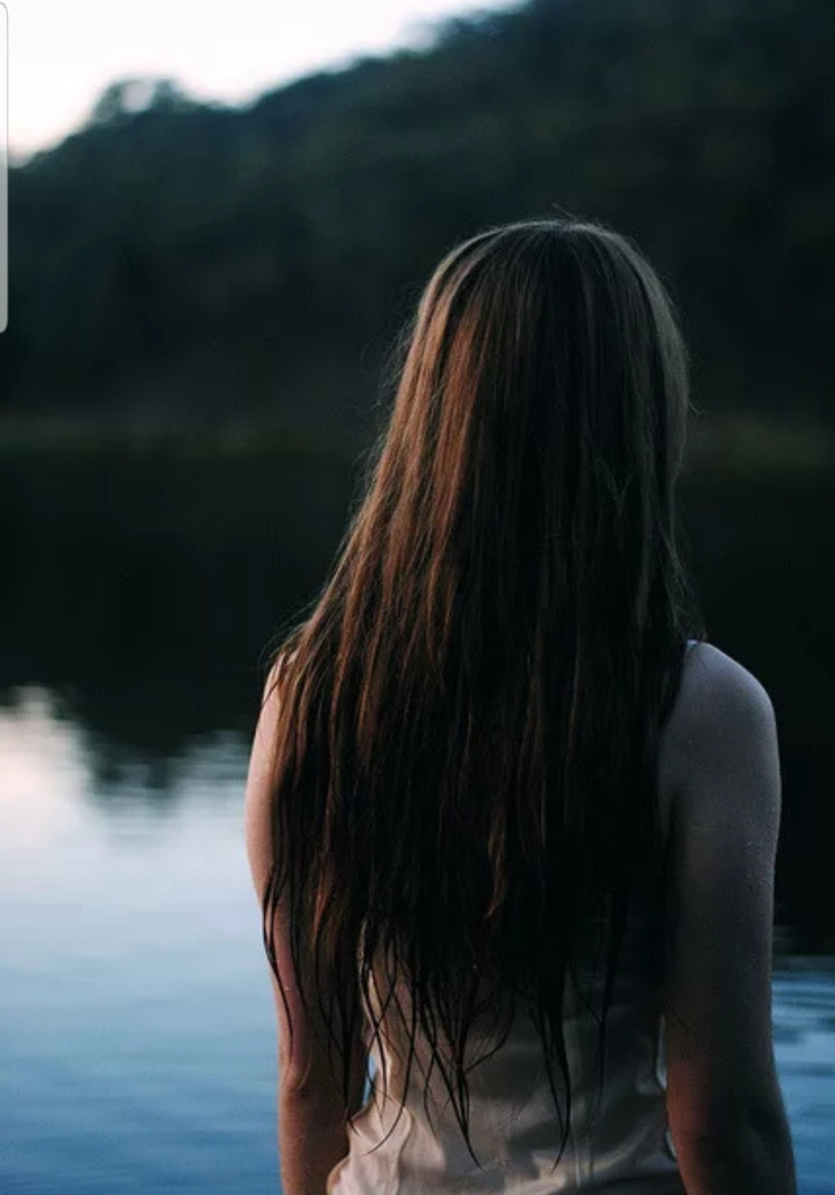 Шатенка с длинными волосами со спины