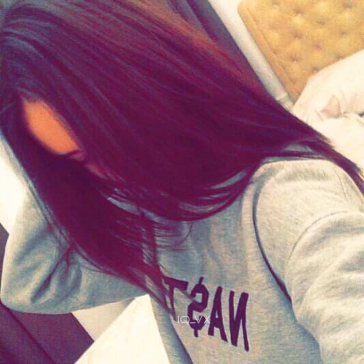 Девушка с коричневыми волосами