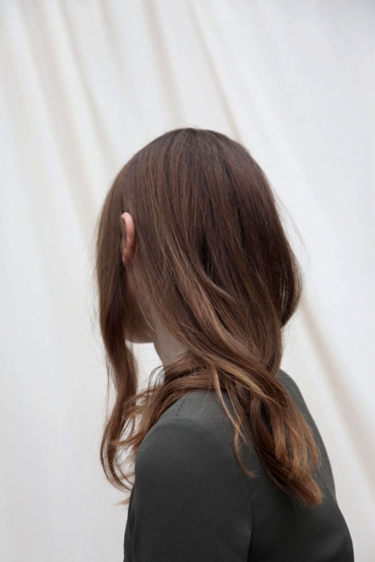 Длинные каштановые волосы со спины