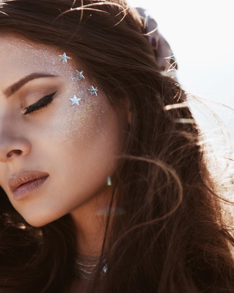 Блестки на лице