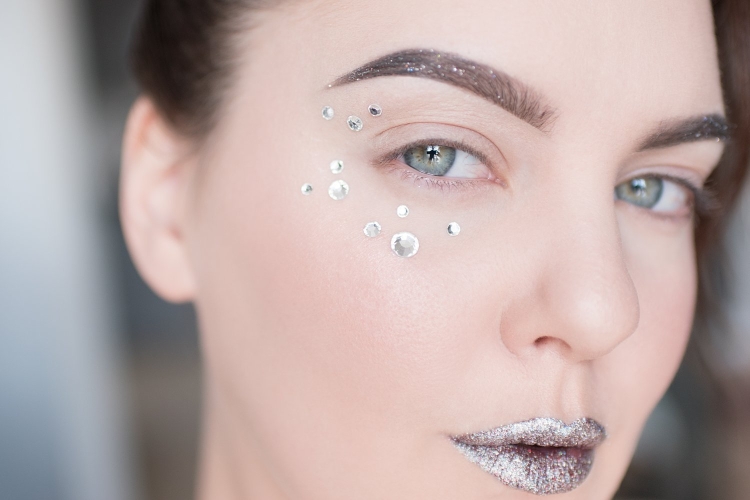 Макияж со стразами на лице