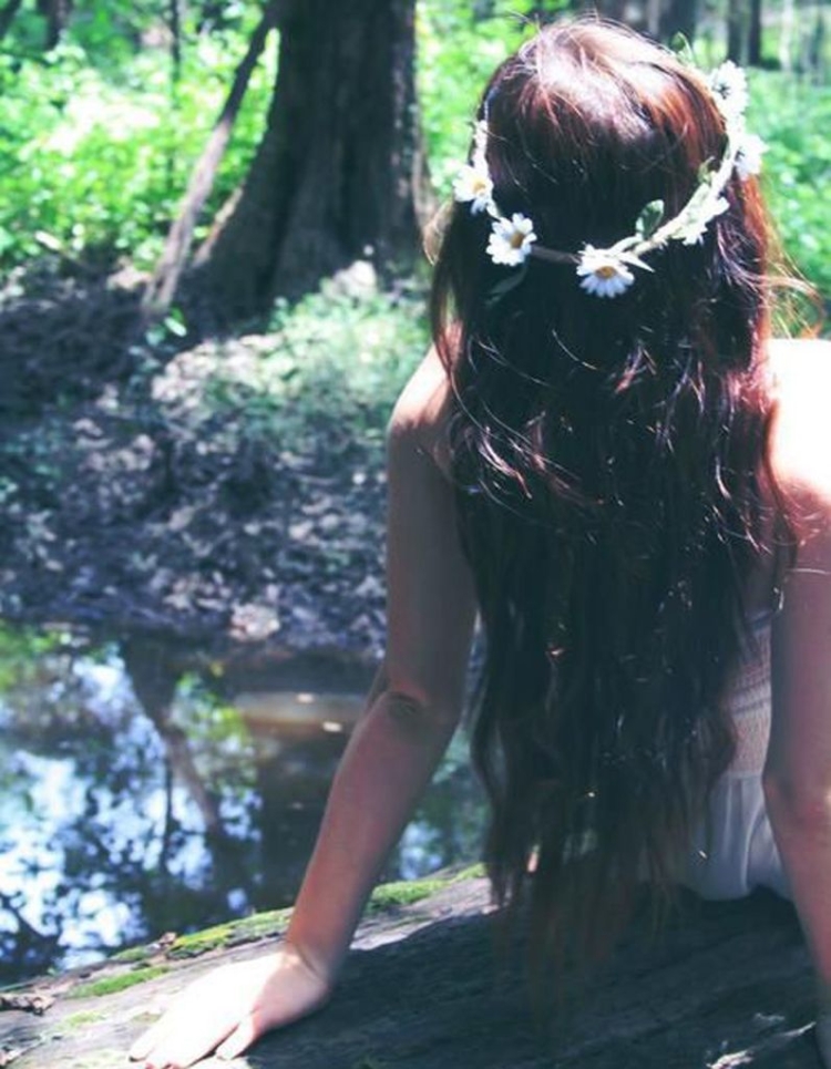 Девушка в лесу со спины