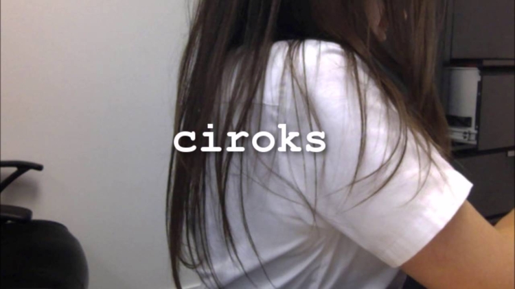 Девушка с темными волосами в школе