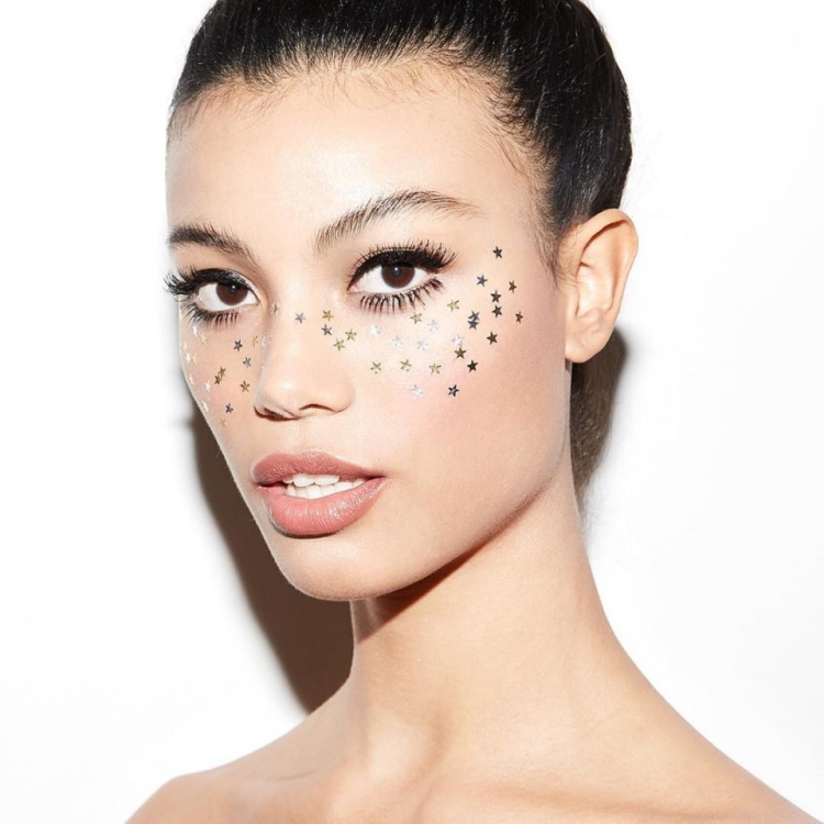 Макияж с блестками на лице