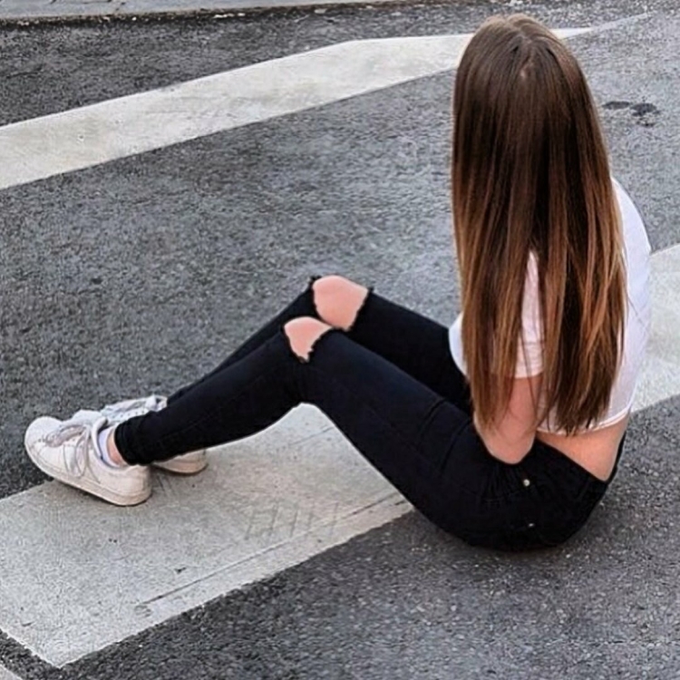 Девочка с коричневыми волосами