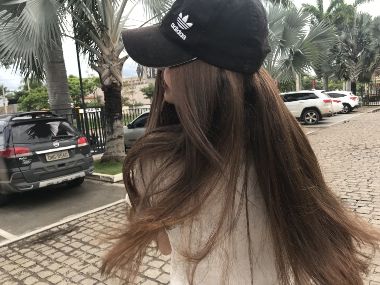 Девушка с коричневыми волосами без лица