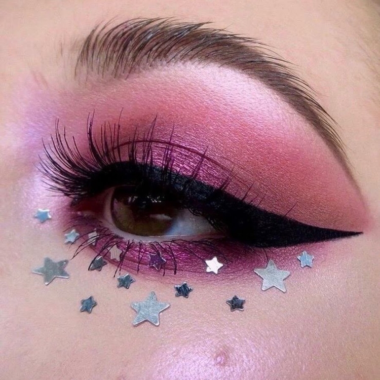 Макияж розовый с блестками