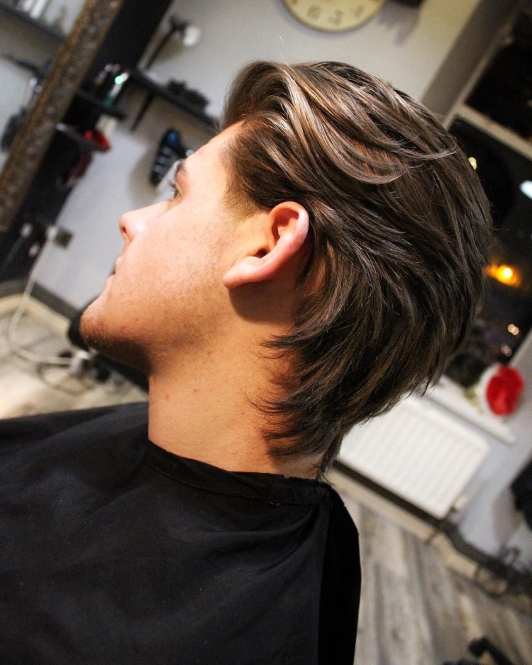 Мужская прическа с длинным затылком