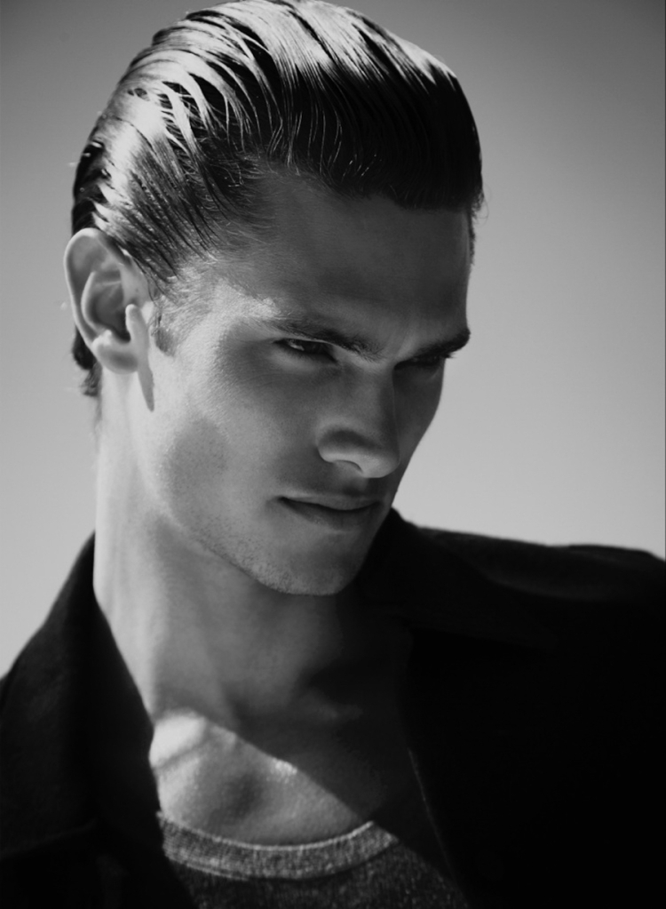 Зализанные волосы у мужчины