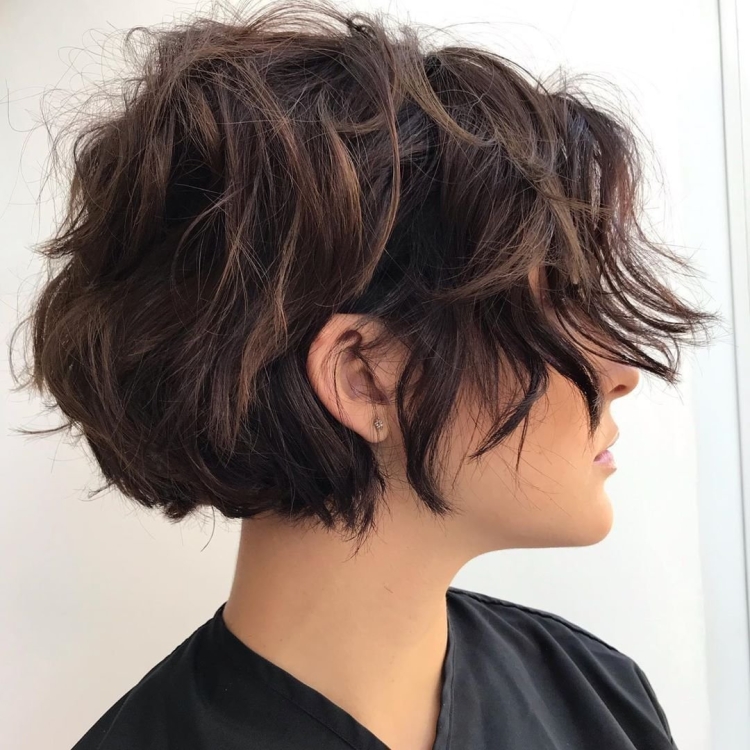 Градуированный Боб на волнистые волосы