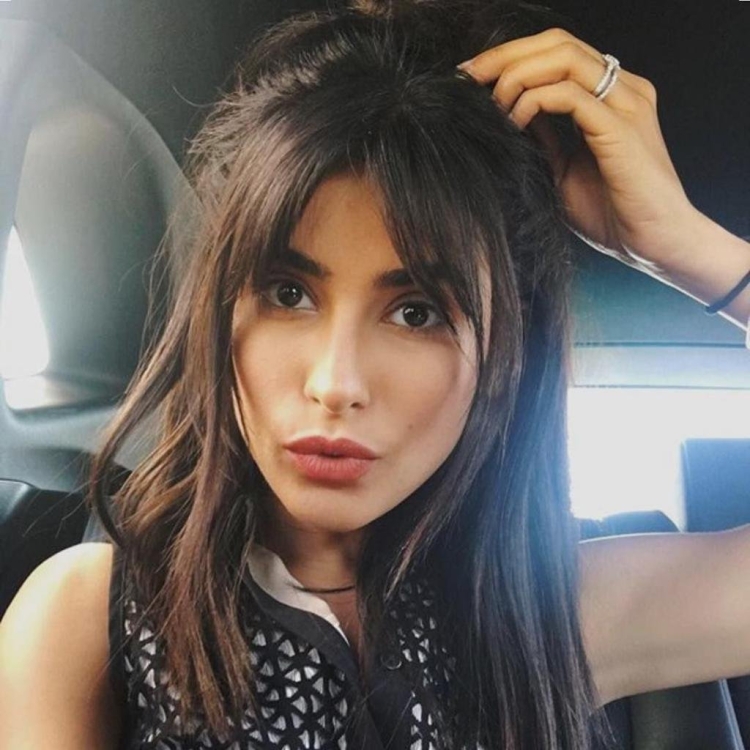 Sazan Hendrix с челкой