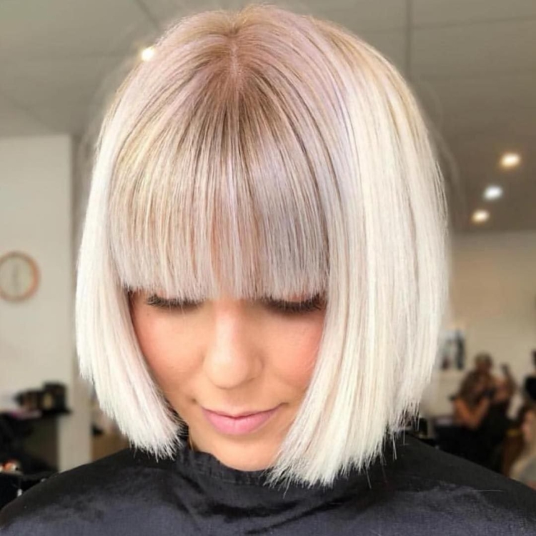 Каре с челкой блондинки