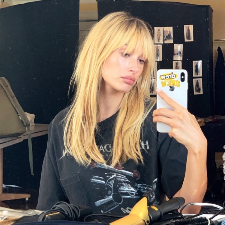 Хейли Бибер с челкой