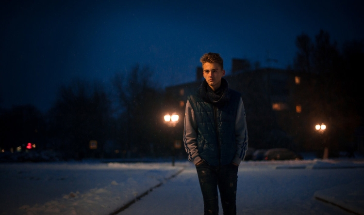 Мужчина вечером на улице